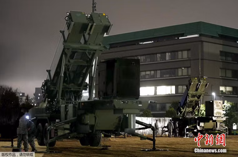 Trang mạng quân sự Sina vừa cho đăng tải những hình ảnh đầu tiên về hệ thống tên lửa đánh chặn Patriot PAC-3 của Lực lượng Phòng vệ Nhật Bản mới được triển khai tại trung tâm Tokyo sau khi có thông tin Triều Tiên chuẩn bị phóng thử nghiệm tên lửa tầm xa mới. Trong khi đó Bộ Quốc phòng Nhật Bản tuyên bố sẽ sẵn sàng bắn hạ tên lửa Triều Tiên nếu như nó đi vào không phận của Nhật Bản.