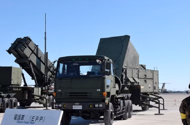 Radar điều khiển hỏa lực AN/MPQ-53/65 được trang bị thêm các bộ phận khuếch đại tín hiệu bằng đèn chân không TWT giúp tăng cường khả năng phát hiện, phân biệt mục tiêu trong môi trường lộn xộn. Hệ thống này có tầm hoạt động 100 km, với khả năng phát hiện và theo dõi cùng lúc từ 90-125 mục tiêu, cung cấp dữ liệu hướng dẫn tên lửa tấn công đồng thời 6 mục tiêu cùng một lúc và có thể nhận dạng mục tiêu từ khoảng cách 35-50km.