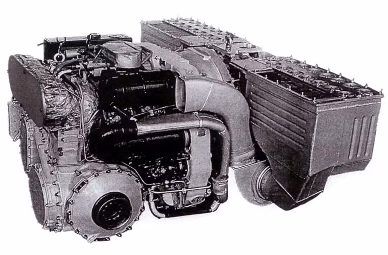 Sau nhiều lần cải tiến và phát triển, Liên Xô cho ra mắt mẫu động cơ tuabin khí GTD-1000T có công suất 1.000 mã lực được đặt trên các nguyên mẫu xe tăng chiến đấu chủ lực Object 291 SP1 và Object 219 SP2 tạo nên nền tảng chính cho T-80 sau này. Trong ảnh là mẫu động cơ tuabin khí GTD-1250 dành cho biến thể T-80U sau này.