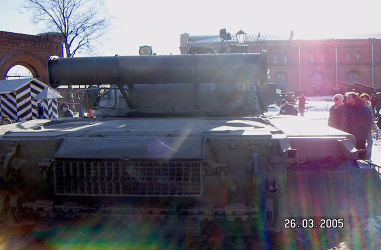 Trong ảnh là nguyên mẫu T-80B được trưng bày tại Viện bảo tàng St Petersburg Artillery. Biến thể này được trang bị mẫu động cơ tuabin khí SG-1000 có công suất 1.000 mã lực.