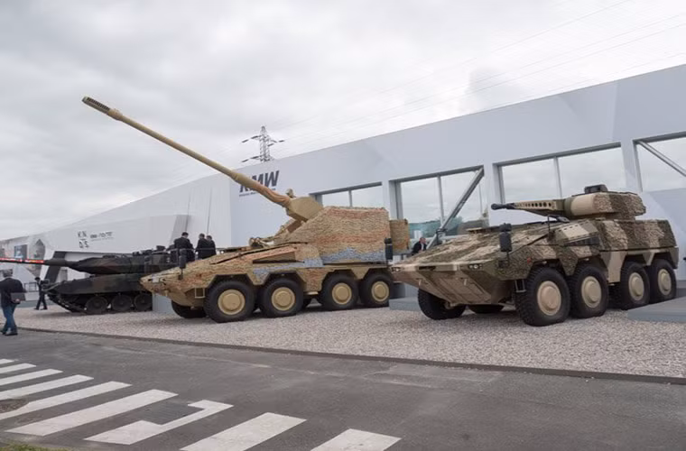 Trong ảnh là pháo tự hành modul Artec Boxer (MRAV) 155mm có khả năng điều khiển từ xa của KMW.
