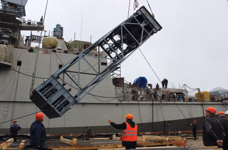 Chiến hạm tên lửa Project 11356 của Nga có lượng giãn nước tối đa 4.035 tấn, dài 124,8m, rộng 15,2m, mớn nước 4,2m với thủy thủ đoàn 200 người. Nó được trang bị hệ thống vũ khí chính gồm một hải pháo A-190 100mm, 4 ống phóng ngư lôi 533mm, tổ hợp ống phóng tên lửa thẳng đứng VLS hỗ trợ triển khai các loại tên lửa hành trình và phòng không trên hạm. Nguồn ảnh: Sina