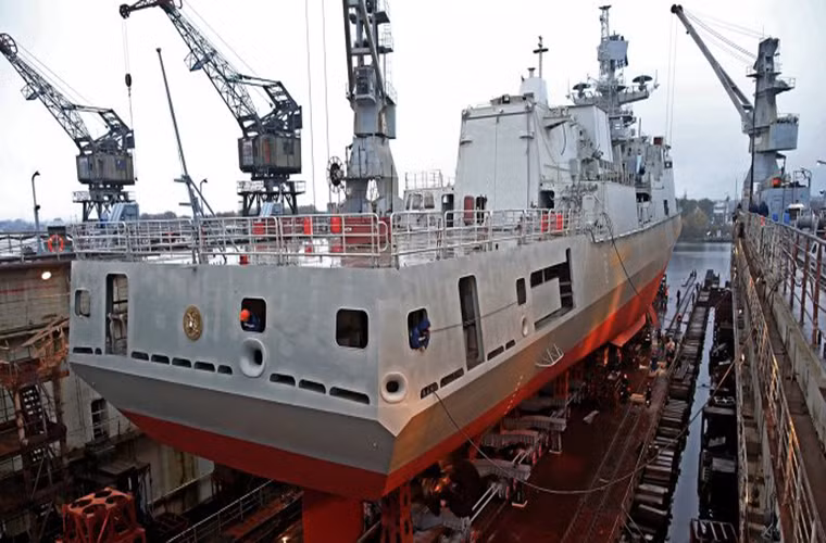 Việc Nga phải dứt khoát bán ba chiến hạm Project 11356 do vấn đề động cơ từ Ukraine. Do căng thẳng quan hệ với Ukraine mà Kiev đã quyết định không giao ba hệ thống động cơ cho loại tàu này theo hợp đồng đã ký trước đó. Tuy nhiên, với khách hàng nước ngoài (không phải Nga) thì Kiev sẵn sàng bàn giao. Nguồn ảnh: Sina