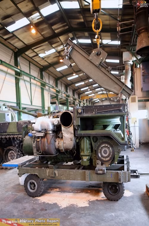 Trong ảnh là động cơ diesel SACM UDU V8X-1500 của Leclerc có công suất 1.500 mã lực được tích hợp hộp số tự động ESM 500.