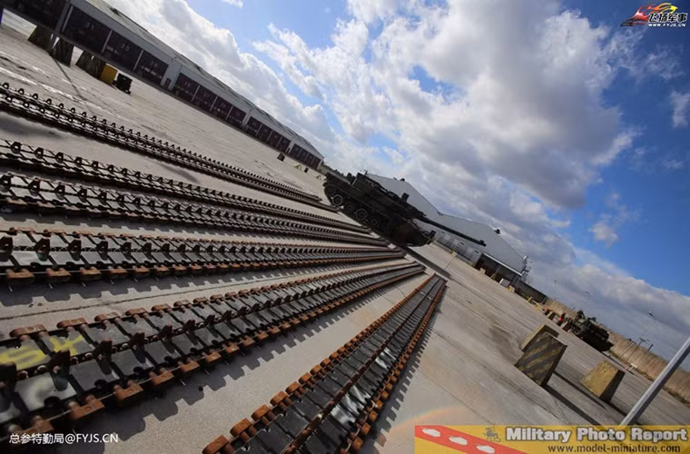 Tất nhiên việc bảo dưỡng một chiếc xe tăng không thể thiếu việc kiểm tra lại hệ thống bánh xích truyền động của nó.