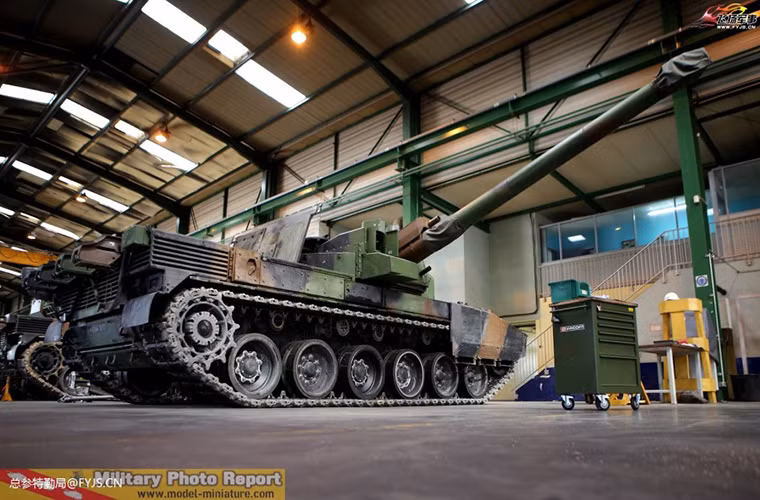 Ngoài pháo chính 120mm, Leclerc cũng được trang bị thêm một súng máy đồng trục M2HB 12.7mm và một súng máy 7.62mm ngay bên dưới pháo chính.