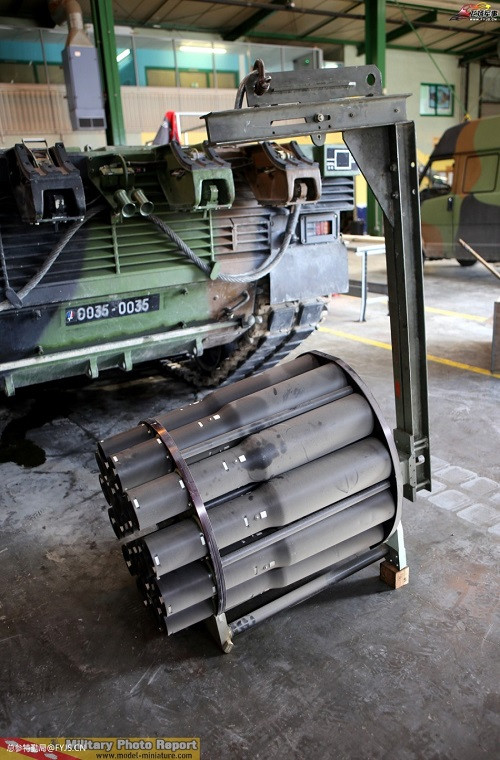 Trong ảnh là một ổ chứa đạn pháo 120mm được tháo ra khỏi phần thân của Leclerc, đa số các bộ phận của chiếc xe tăng này đều có thể được tháo rời để dễ dàng hơn trong việc thay thế.