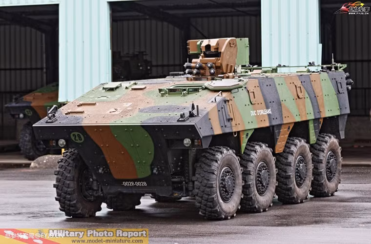 Cận cảnh một chiếc VTT của Quân đội Pháp với hệ thống vũ khí tự động đã được tháo rời trước khi được đưa đi bảo dưỡng.