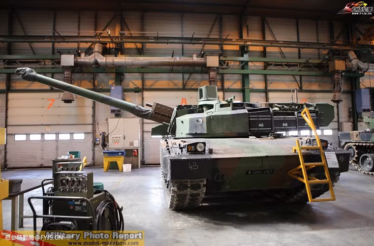 Đối với biến thể cao cấp nhất của Leclerc, nó có trọng lượng lên đến hơn 57 tấn và dài gần 9.9m. Do toàn bộ phần thân và tháp pháo của Leclerc được làm bằng thép gắn sẵn các lớp giáp modul nên nó mới có trọng lượng lớn như vậy, tuy nhiên các phần giáp này vẫn có thể được tháo rời khi cần thiết.