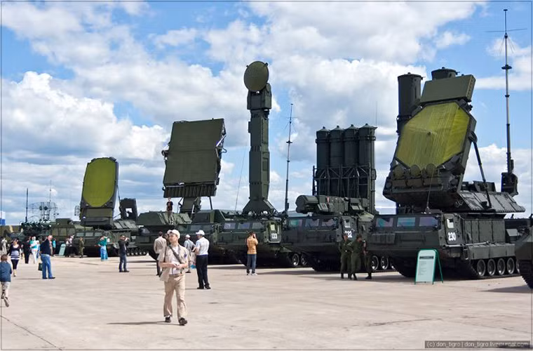 Khả năng tác chiến của S-300V4 được đánh giá gấp 2.5 lần so với các biến thể S-300V trước đó. Ngoài ra thay vì sử dụng khung gầm xe bánh xích S-300V4 sử dụng khung gầm xe vận tải bánh lốp hạng nặng BAZ, MAZ.