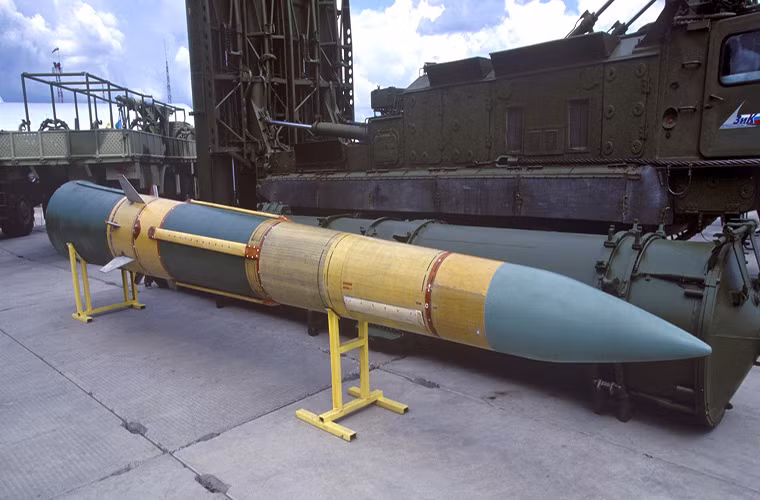 Hợp đồng cung cấp tổ hợp tên lửa S-300V4 giữa Bộ Quốc phòng Nga và Almaz-Antey được ký kết vào năm 2012 và phải đến tận cuối năm 2014 các tổ hợp đầu tiên mới được đưa vào trang bị. Và bên cạnh S-300V4, Almaz-Antey cũng chuyển giao thêm cho Quân đội Nga nhiều tổ hợp tên lửa phòng không thế hệ mới như S-400 và tương lai S-500.