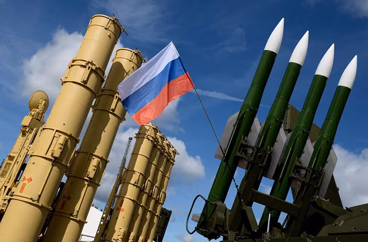 Trong ảnh là tổ hợp tên lửa phòng không tầm xa S-300VM Antey 2500 tiền thân của S-300V4 được trưng bày tại diễn đàn quân sự quốc tế Army-2016.