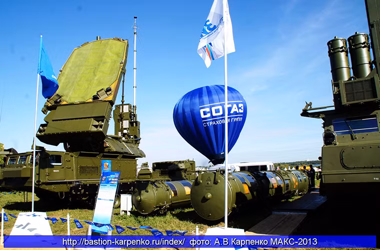 Và với tầm bắn lên tới 400km, S-300V4 có khả năng đánh chặn đồng thời nhiều mục tiêu cùng một lúc ngay cả đối với các mục tiêu khó bị phát hiện như máy bay tàng hình hay tên lửa đạn đạo.