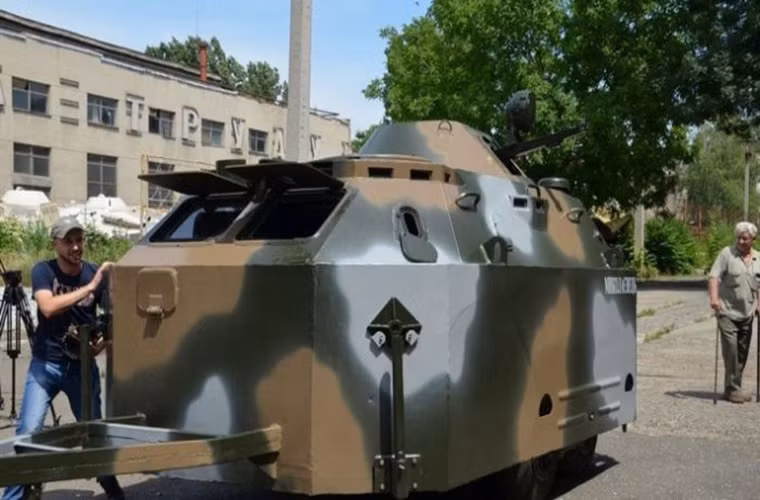 Trong ảnh là một lô cốt bọc thép di động của Quân đội Ukraine được làm từ những gì còn sót lại của một chiếc BTR-80 với tháp pháo được trang bị súng máy 12.7mm.