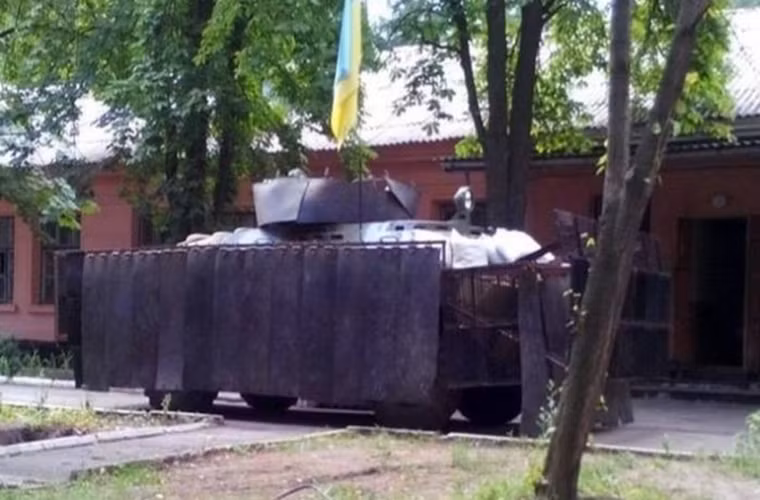 Xe bọc thép BTR-80 của Quân đội Ukraine vừa được trang bị giáp lồng và cả các tấm giáp bằng su bọc quanh thân xe và tháp pháo.