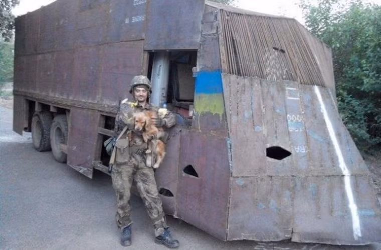 Nhìn hình ảnh này khiến người ta liên tưởng đến xe bom tự sát được phiến IS sử dụng ở Iraq và Syria, nhưng thật ra là một phương tiện bọc thép của Quân đội Ukraine tham chiến tại miền đông nước này.