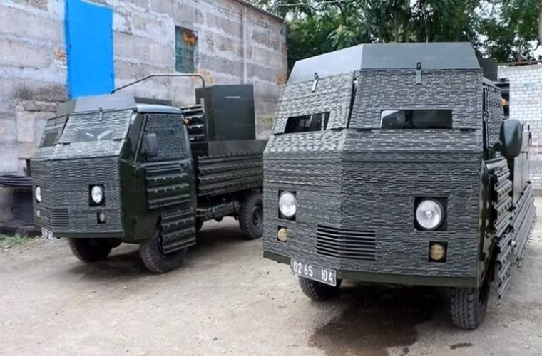 Hai chiếc xe tải Uaz được binh sĩ Ukraine bọc thêm các tấm giáp bằng thép nhằm chống lại hỏa lực của dân quân miền Đông.