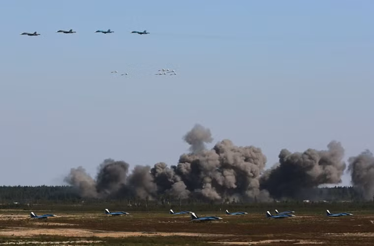 Phi đội tiêm kích bom Su-34 của Nga tấn công các mục tiêu giả định dưới mặt đất bằng bom xuyên phá tại Aviadarts-2016.