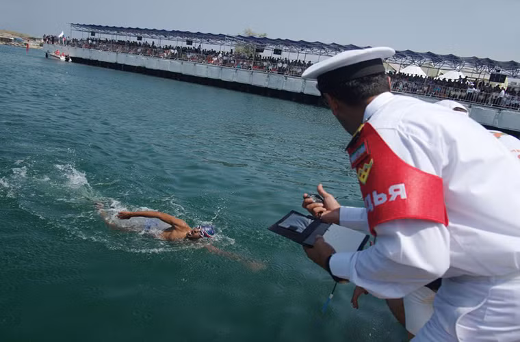 Một thợ lặn người Iran trong phần thi bơi tại Sevastopol. Được biết Bộ Quốc phòn Nga tổ chức mỗi phần thi của International Army Games tại nhiều địa điểm khác nhau trên khắp nước Nga.