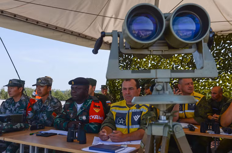 Phi đội tiêm kích bom Su-34 của Nga tấn công các mục tiêu giả định dưới mặt đất bằng bom xuyên phá tại Aviadarts-2016.