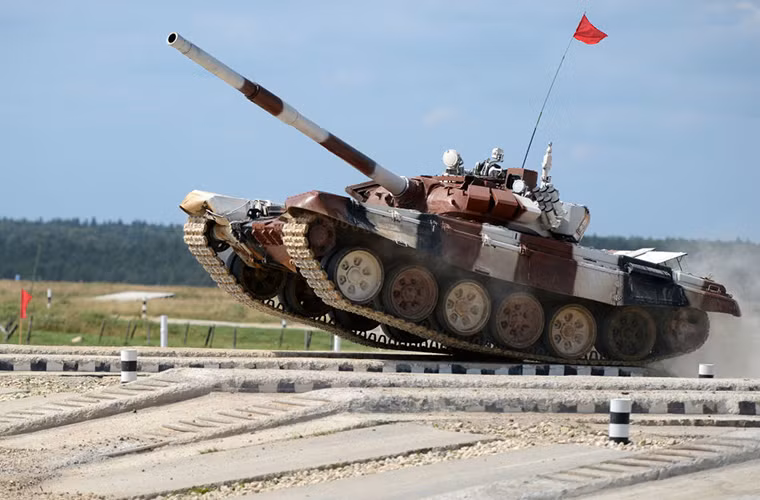 Chiếc T-72B3 của Ấn Độ gần như bay lên trên không khi vượt dốc. Tại Tank Biathlon năm nay cũng có khá nhiều sự cố hy hữu liên quan đến những chiếc xe tăng tham gia tranh tài.