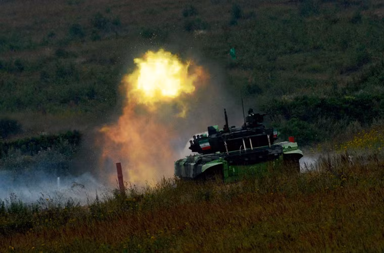 Theo Sputnik, hội thao quân sự quốc tế International Army Games 2016 đã chính thức khép lại vào hôm 13/8 sau gần hai tuần tranh tài với sự tham gia của hơn 3.000 binh sĩ đến từ 20 quốc gia khác nhau trên thế giới. Tại 22 phần thi dành cho cả ba binh chủng lục quân, không quân và hải quân. Hình ảnh chiếc T-72B3 của Iran khai hỏa trong phần thi Tank Biathlon tại thao trường Alabino năm nay.