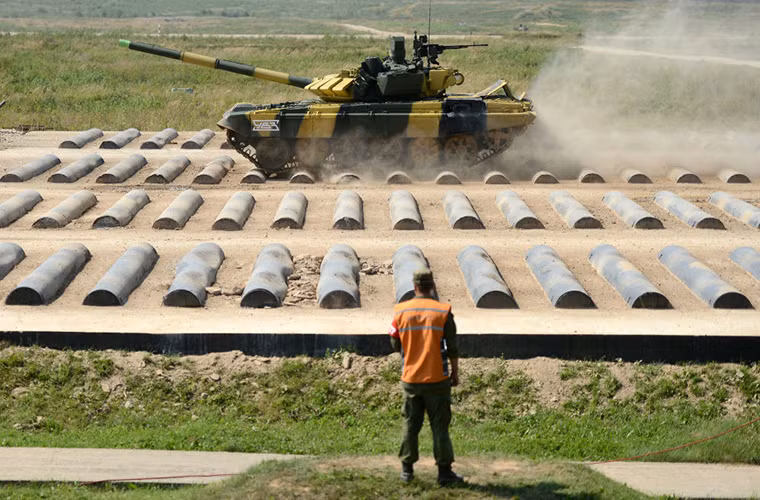 T-72B3 của Nga lao qua một chướng ngại tại Tank Biathlon, cũng chính tại đoạn đường này chiếc Type 96 của Trung Quốc đã xảy ra sự cố khi lao qua nó với tốc độ quá nhanh khiến bánh xe rớt cả ra ngoài.