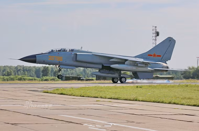 Trong ảnh là một chiếc tiêm kích bom JH-7A của Không quân Trung Quốc tham gia cuộc thi lần này, nhiều khả năng nó sẽ cạnh tranh trực tiếp với những chiếc Su-24M của Nga.