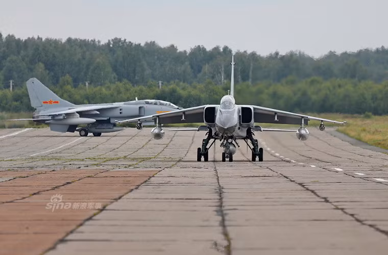 JH-7 là dòng tiêm kích bom hiện đại nhất của Không quân Trung Quốc hiện nay bên cạnh trang bị cho không quân nó còn được biên chế cho các đơn vị không quân hải quân Trung Quốc.