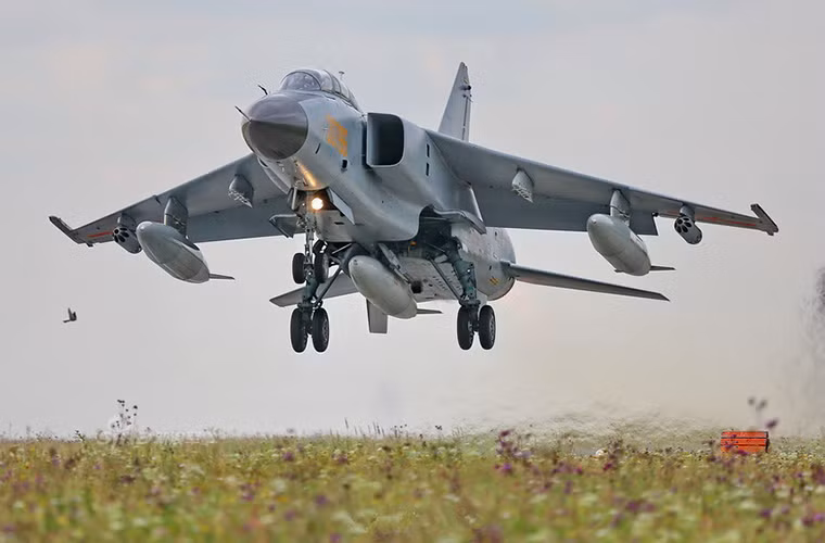 Cận cảnh chiếc chiến đấu cơ JH-7A của Trung Quốc tham gia Aviadarts-2016.