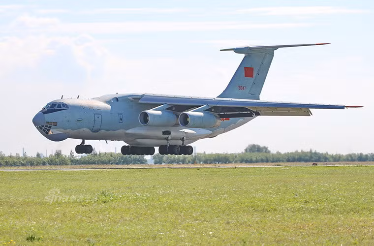 Có một điều khá đặc biệt là thay vì sử dụng các thiết bị quân sự do nước chủ nhà là Nga cung cấp như các nước khác thì Trung Quốc lại sử dụng các thiết bị quân sự do nước này tự chế và được vận chuyển sang Nga tham gia dự thi.