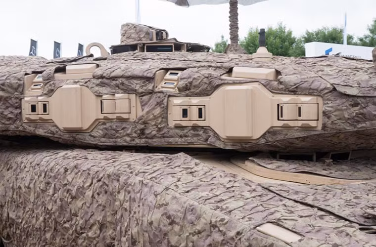 MBT-ATD hoàn chỉnh sẽ được bảo vệ toàn diện trước các mối đe dọa đối với một chiếc xe tăng trên chiến trường hiện tại như các loại vũ khí chống tăng, mìn bộ binh, thiết bị nổ tự tạo và nhiều mối đe dọa khác. Trong ảnh là hệ thống phòng vệ chủ động chống tên lửa dẫn đường được tích hợp sẵn trên tháp pháo của MBT-ATD.