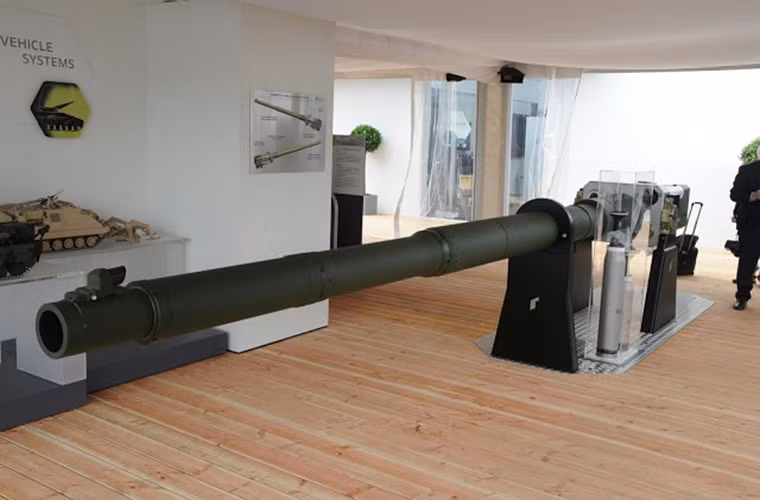 Dù không rõ liệu hệ thống vũ khí chính trên MBT-ATD có được nâng cấp hay không, nhưng tại Eurosatory-2016 Rheinmetall cũng đã lần đầu tiên giới thiệu mẫu pháo nòng trơn thế hệ mới 130mm Rheinmetall L51 dành cho các mẫu xe tăng tương lai. Và mẫu pháo này sẽ sớm được thử nghiệm trên hệ thống tháp pháo được số hóa của MBT-ATD.