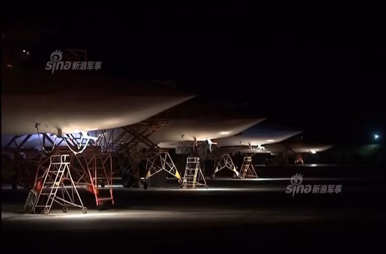 Phi đội gồm bốn chiếc Tu-22M3 tại Hamedan chuẩn bị cho đợt xuất kích đêm.