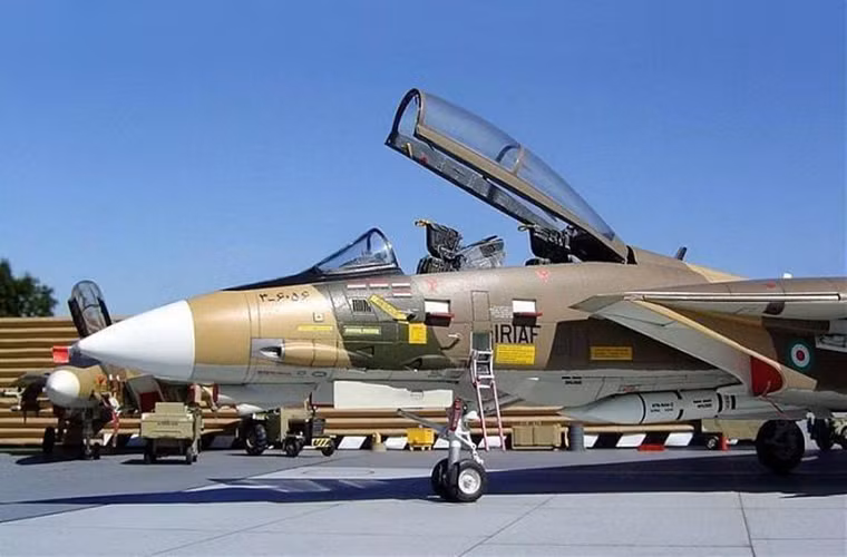 Được biết, Hamedan cũng là một trong những căn cứ không quân lớn nhất của Iran. Trong ảnh là một chiếc F-14 của Không quân Iran tại Hamedan.