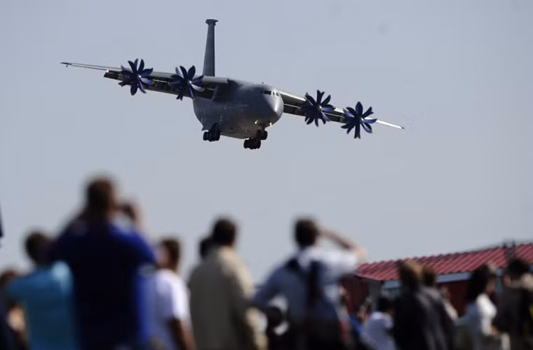 Và điều này tác động không nhỏ đến Antonov, nhất là nguồn tài chính phục vụ cho các dự án máy bay mới trong khi đó khả năng tìm một khách hàng tiềm năng khác ngoài Nga dường như quá sức với Antonov. Trong ảnh là máy bay vận tải quân An-70 một trong những dự án hợp tác chung giữa Nga và Ukraine.