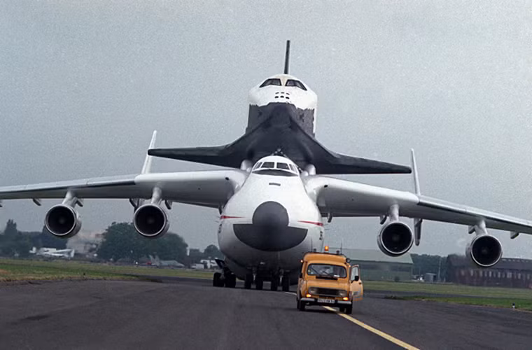 Và điều gì đến cũng sẽ đến khi chính phủ Ukraine không còn đủ khả năng duy trì hoạt động của các công ty nhà nước của mình và kết quả của nó là sự kết thúc hoặc sát nhập của hàng loạt công ty quốc phòng và công nghệ hàng không lớn của Ukraine trong đó có Antonov. Ảnh: Siêu máy bay vận tải hạng nặng An-225 "Mriya" mang theo tàu vũ trụ con thoi "Buran" của Liên Xô tại sân bay Paris Le Bourget vào năm 1989.