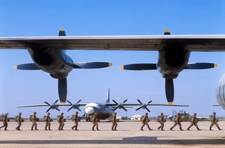 Dù cố gắng phát triển các dự án máy bay vận tải quân sự lẫn dân sự mới nhưng Antonov không đủ khả năng thực hiện các dự án trên một mình mà thường xuyên phải kết hợp với "đất mẹ Nga". Tuy nhiên mọi thứ dần thay đổi sau vụ chính biến vào năm 2014 tại Ukraine kéo theo sau đó là hàng loạt hợp đồng quốc phòng giữa Antonov với Nga bị hủy bỏ.