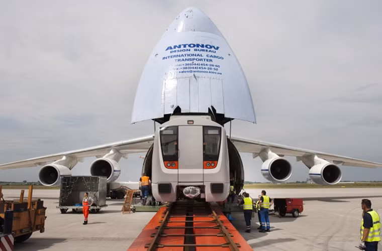 An-124 vận chuyển một đầu tàu điện ngầm đến Ấn Độ vào năm 2009.