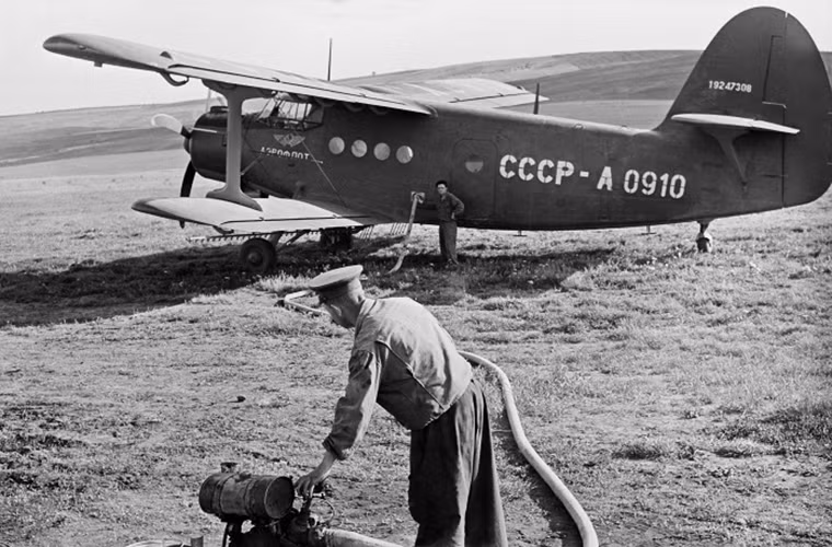 Theo hãng thông tấn TASS hôm 27/1 chính quyền Ukraine đã ký sắc lệnh giải thể Tập đoàn chế tạo máy bay Antonov - đặt dấu chấm hết cho 70 năm phát triển của công ty chế tạo máy bay lớn nhất Liên Xô trước đây và Ukraine sau này. Toàn bộ tài sản của Antonov đều sẽ do Tập đoàn xuất nhập khẩu vũ khí nhà nước Ukroboronprom quản lý. Trong ảnh là một chiếc máy bay vận tải quân sự An-2 do Antonov phát triển từ cuối những năm 1940.