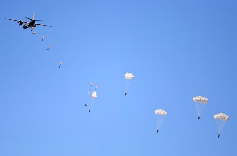 Trong ảnh là một đơn vị đổ bộ đường không thuộc Hạm đội Thái Bình Dương, Nga nhảy dù từ một chiếc máy bay vận tải quân sự An-26 trong đợt tập trận vào năm 2014.