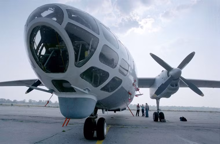 Antonov An-30 “Clank” là một loại máy bay chuyên đo đạc bản đồ từ trên không được thiết kế và sản xuất trên cơ sở phát triển 2 loại máy bay gồm Antonov An-24 và Antonov An-26. Ngoài ra, một phiên bản đặc biệt của An-30 để chở VIP cũng được sản xuất với số lượng hạn chế.