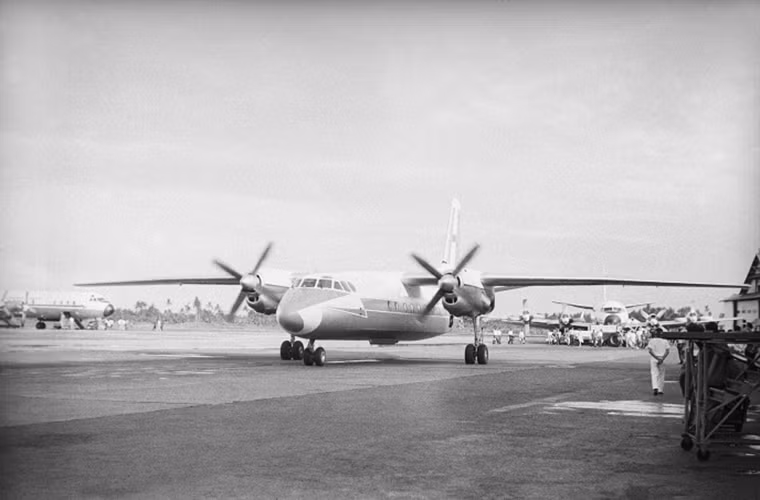 Tuy nhiên, với sự sụp đổ của Liên Xô và được chuyển giao cho Ukraine tương lai của Antonov gần như mờ mịt. Từ đầu những năm 1990 cho đến nay và nó chỉ có thể duy trì hoạt động bằng các hợp đồng quân sự lẫn dân sự lớn với Nga. Ảnh: Một chiếc An-24 tại sân bay quốc tế Kemayoran, Jakarta, Indonesia vào năm 1965.