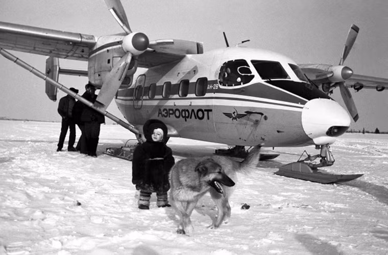 Trong ảnh là một chiếc máy bay vận tải hạng nhẹ An-28 được thiết kế đặc biệt để có thể hoạt động tại các vùng cực bắc và cực đông xa xôi của nước Nga quanh năm bị bao phủ bởi băng tuyết.