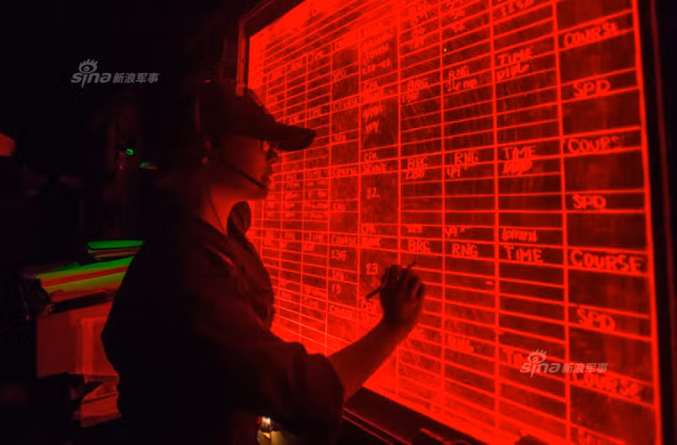 Bên trong phòng tác chiến trên tàu USS Germantown.