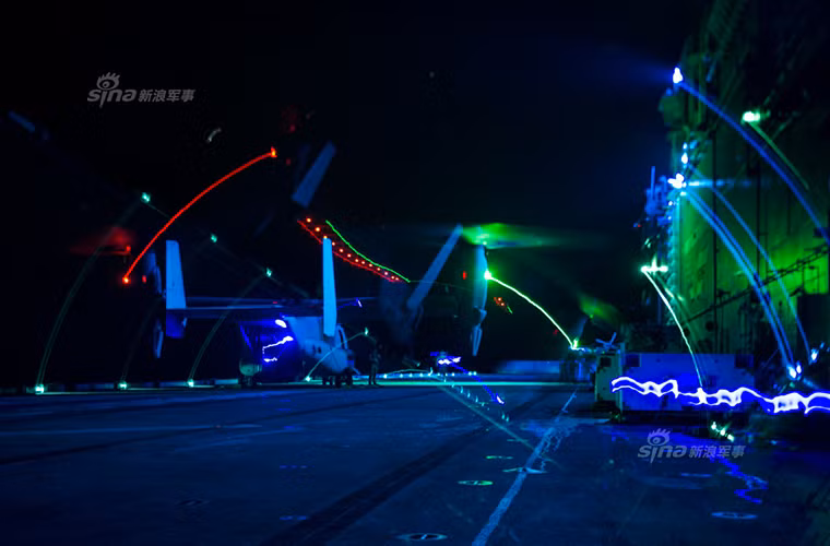 Trong ảnh là một chiếc MV-22 chuẩn bị cất cánh trong đêm từ tàu USS Bonhomme Richard.