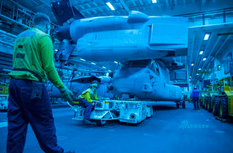 Theo đó để tăng tính cơ động cho các đơn vị lính thủy đánh bộ trong tác chiến đổ bộ MV-22 sẽ được triển khai trên USS Bonhomme Richard với số lượng có thể mang theo lên tới hơn 6 chiếc chưa kể tới các trực thăng vận tải CH-46. Trong khi đó số lượng AV-8B tối đa chỉ tầm 6 chiếc dành cho nhiệm vụ hổ trợ trên không.