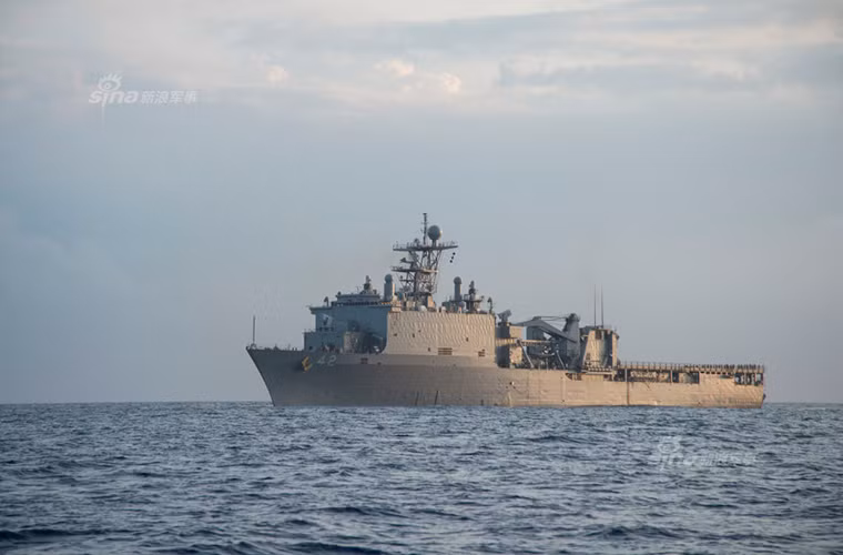 USS Germantown không như tàu USS Bonhomme Richard, nó thiên về khả năng vận tải hơn là hổ trợ tấn công đổ bộ và chỉ có thể mang theo tối đa hơn 400 lính thủy. Dù vậy nó vẫn có thể mang theo tới 36 chiếc AAV.