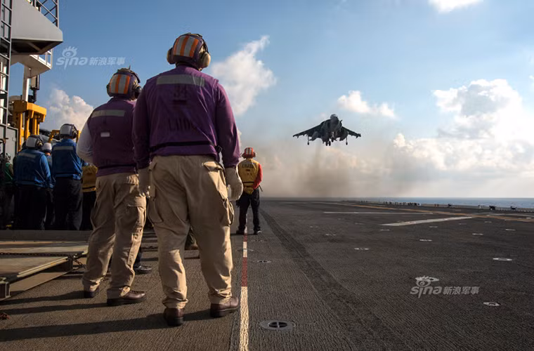 Tuy nhiên điều làm nên tên tuổi của tàu tấn công đổ bộ lớp Wasp chính là việc nó có thể triển khai các chiến đấu cơ AV-8B Harrier và máy bay vận tải hạng nặng MV-22. Một trong những trang bị chính của lực lượng Lính thủy Đánh bộ Mỹ.