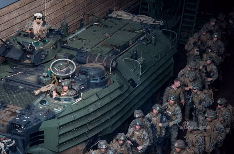 Theo thiết kế tàu tấn công đổ bộ USS Bonhomme Richard có thể mang theo tới 40 xe bọc thép lội nước AAV cùng hơn 1.800 lính thủy đánh bộ, con số này cũng có thể tăng lên nếu trong trường hợp xảy ra chiến tranh quy mô lớn.